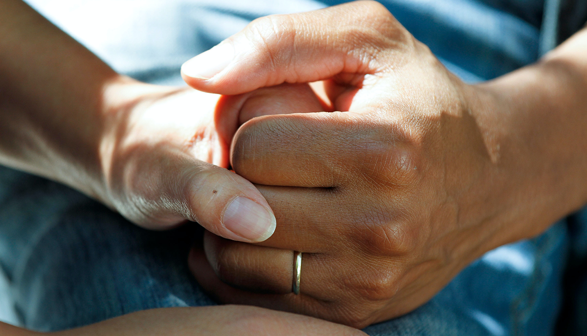 closeup photo of two people holding hands