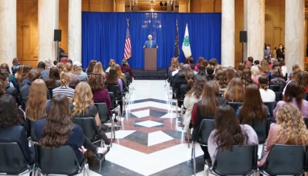 4-H students in a capital building